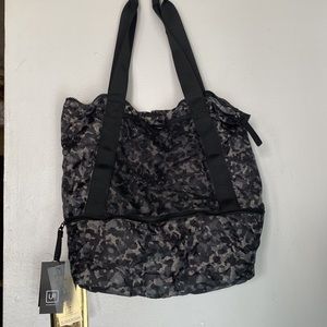 UR POWERED camouflage Tote